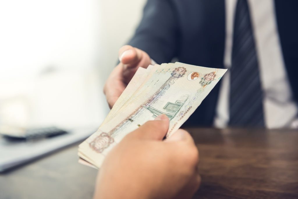 two person exchanging the money