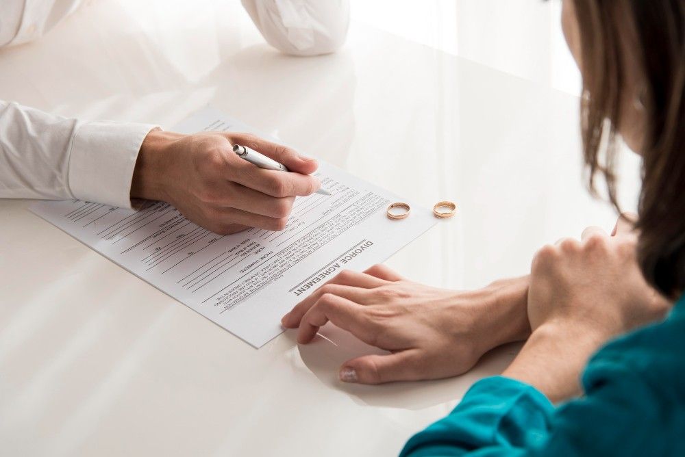 coulples signing divorce papers