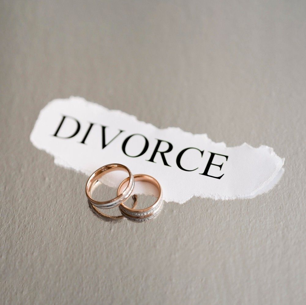 in a gray backgrounf Divorce is wriiten with two rings
